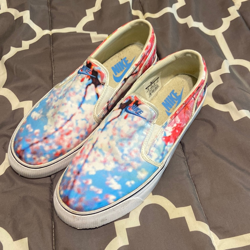 Nike floral low